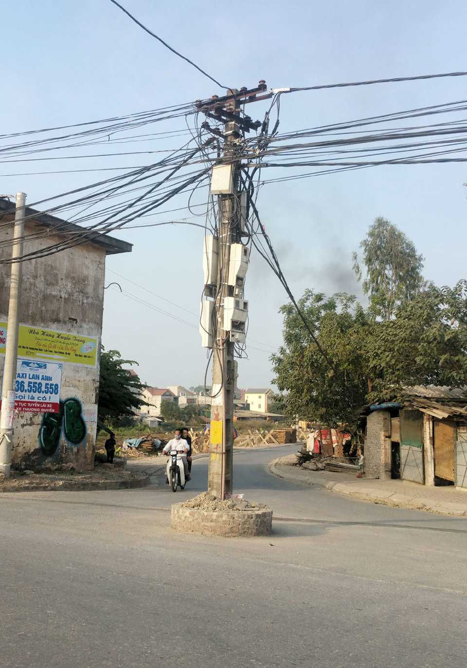 Cột điện nằm giữa đường đê - Ảnh 1