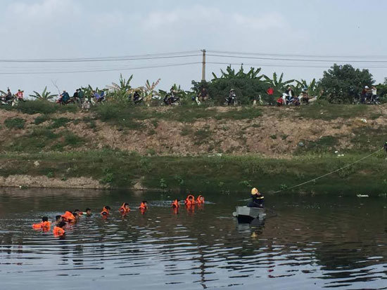 Cảnh sát PCCC tìm nạn nhân đuối nước trên sông Nhuệ - Ảnh 1