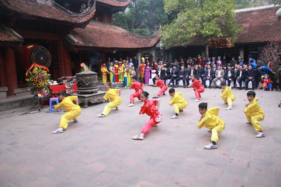 Tăng cường bảo vệ, vẫn tái diễn giẫm đạp, cướp lộc ở Lễ hội đền Sóc - Ảnh 2