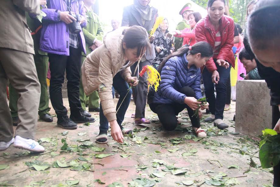 Tăng cường bảo vệ, vẫn tái diễn giẫm đạp, cướp lộc ở Lễ hội đền Sóc - Ảnh 15