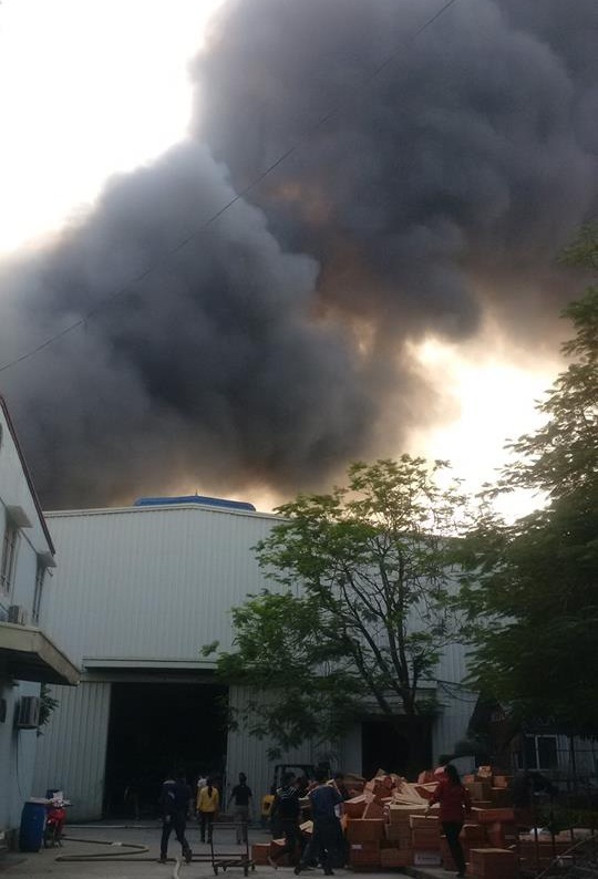 Cháy lớn tại khu công nghiệp Ngọc Hồi - Ảnh 1