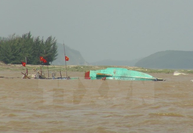 Cứu 14 lao động trên hai tàu cá bị chìm trong mưa lũ - Ảnh 1