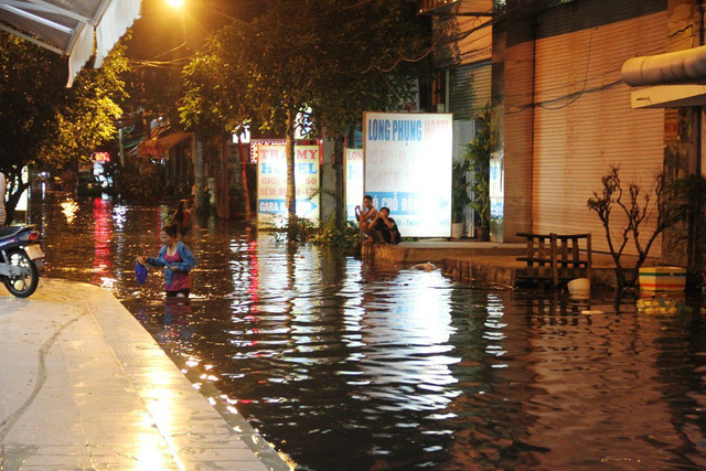 TP Hồ Chí Minh: Nước dâng cao 1m, người dân trắng đêm chạy “lũ” - Ảnh 1
