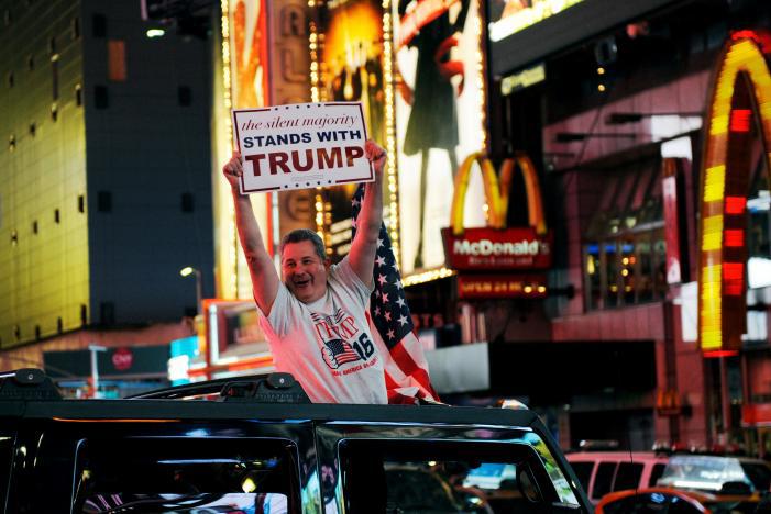 Cử tri Mỹ ăn mừng chiến thắng của ông Trump - Ảnh 6