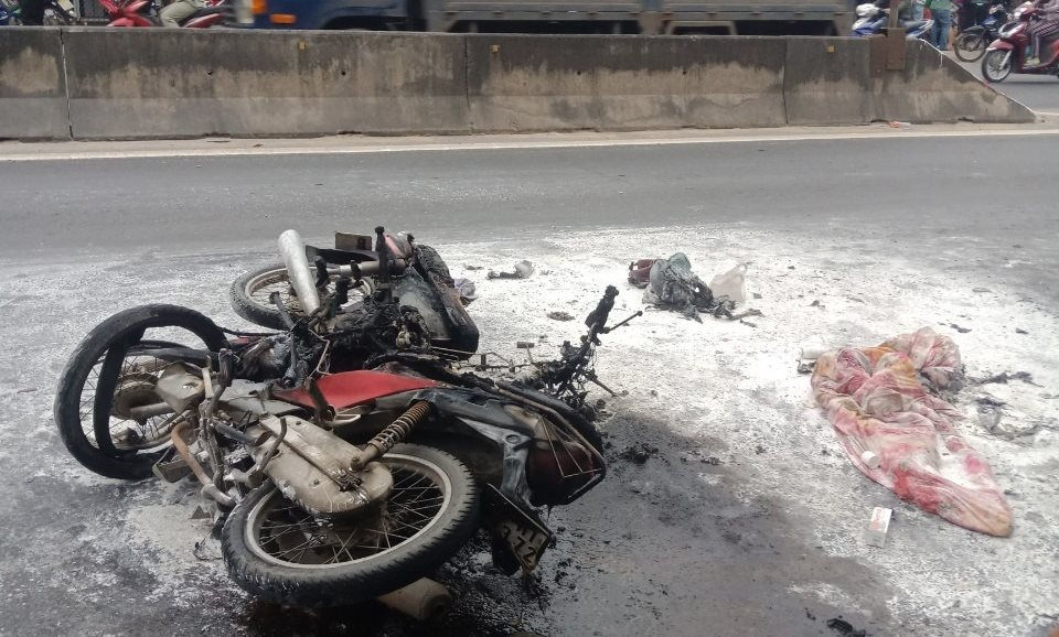 Quảng Nam: 2 xe máy bốc cháy sau va chạm, 1 người bỏng nặng - Ảnh 1