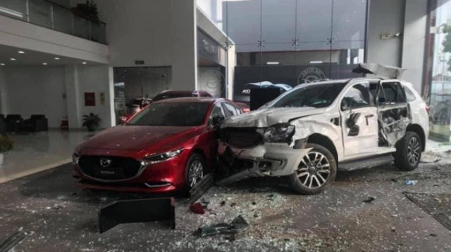 Khởi tố nữ tài xế lái ô tô lao vào showroom khiến một người chết ở Phú Thọ - Ảnh 1