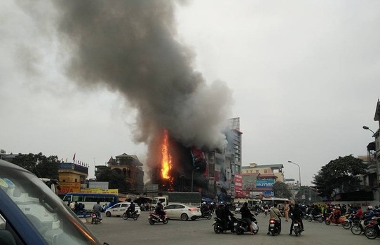 Cháy lớn tại siêu thị điện máy ở Xuân Mai - Ảnh 2
