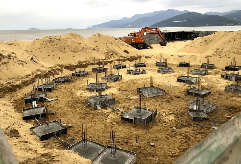 Bình Định: Đã tháo dỡ công trình không phép trên bãi biển Quy Nhơn - Ảnh 2