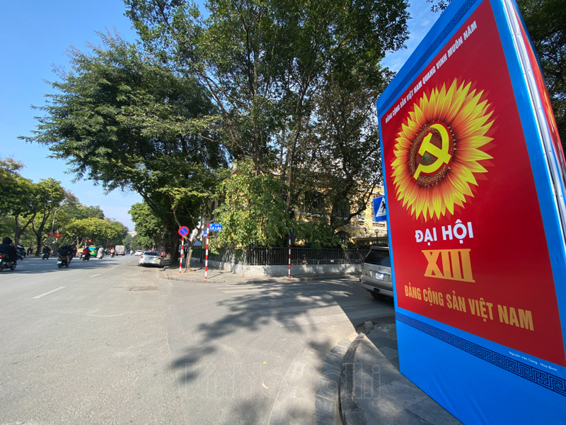 Hà Nội: Trang trí pano, áp-phích ở các tuyến phố chào mừng Đại hội Đảng lần thứ XIII - Ảnh 9