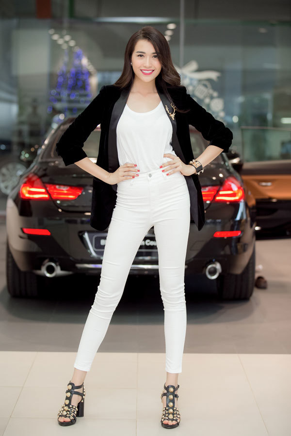 Đại diện Việt Nam tại Hoa hậu Hoàn vũ 2016 cá tính bên xe - Ảnh 2