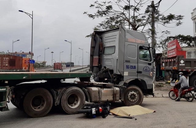 Tai nạn giao thông mới nhất hôm nay 15/3: Va chạm với xe đầu kéo, nam thanh niên tử vong tại chỗ - Ảnh 1