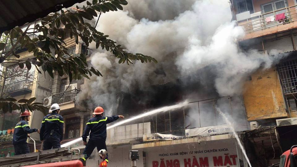 Hà Nội: Cháy nhà trên phố Bát Đàn, một người tử vong - Ảnh 3