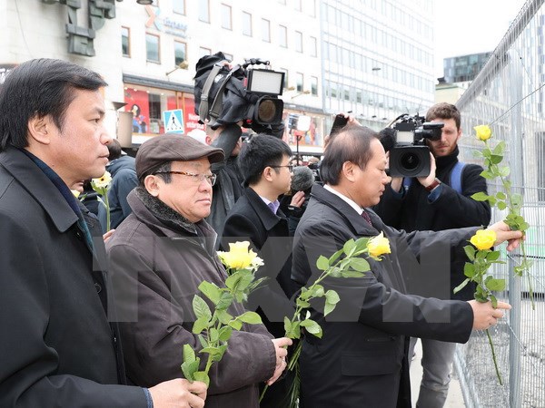 Đoàn đại biểu Quốc hội Việt Nam tưởng niệm nạn nhân khủng bố Stockholm - Ảnh 1