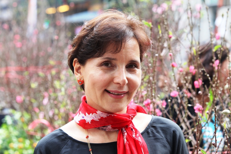 Nữ Đại sứ Italia diện áo dài khám phá chợ hoa Hàng Lược - Ảnh 1