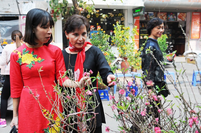 Nữ Đại sứ Italia diện áo dài khám phá chợ hoa Hàng Lược - Ảnh 2