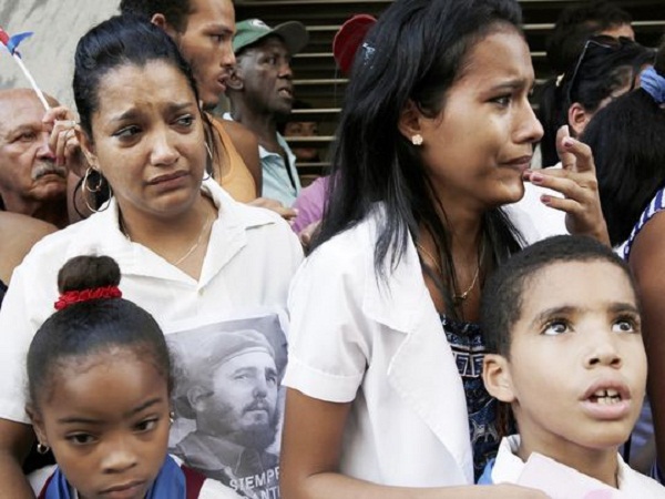 Dân Cuba nghẹn ngào nước mắt đưa tiễn Lãnh tụ Fidel - Ảnh 5
