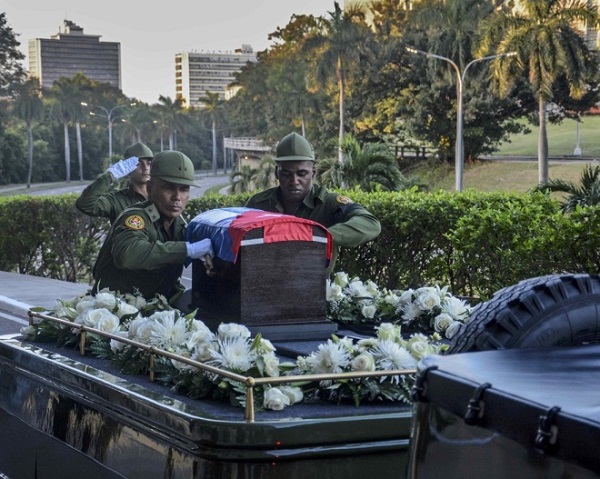Dân Cuba nghẹn ngào nước mắt đưa tiễn Lãnh tụ Fidel - Ảnh 3