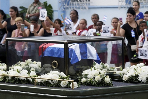 Dân Cuba nghẹn ngào nước mắt đưa tiễn Lãnh tụ Fidel - Ảnh 2
