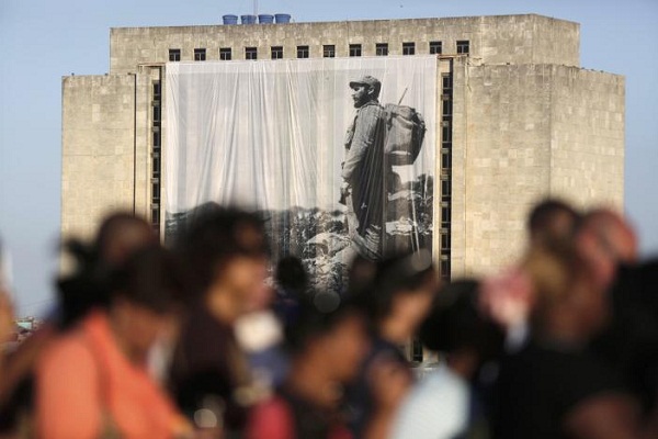 Người Cuba xếp hàng dài tưởng nhớ Lãnh tụ Fidel Castro - Ảnh 6