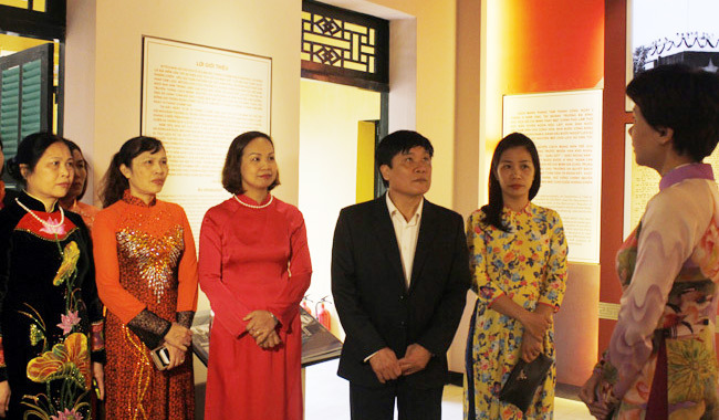 Phụ nữ quận Hà Đông dâng hương tưởng niệm Chủ tịch Hồ Chí Minh - Ảnh 2