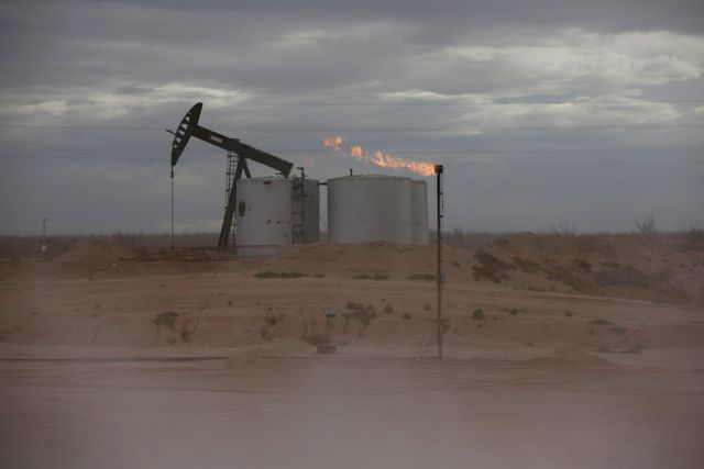 Giá dầu duy trì đà phục hồi mạnh, tăng hơn 20% trong tháng 2 - Ảnh 1