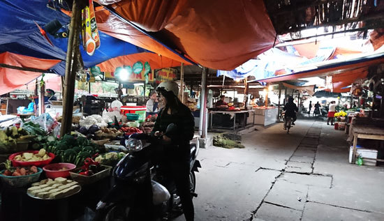 Hà Nội: Vắng lặng chợ đầu năm, thực phẩm vẫn lên giá - Ảnh 1