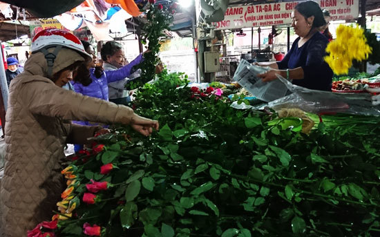 Hà Nội: Vắng lặng chợ đầu năm, thực phẩm vẫn lên giá - Ảnh 3
