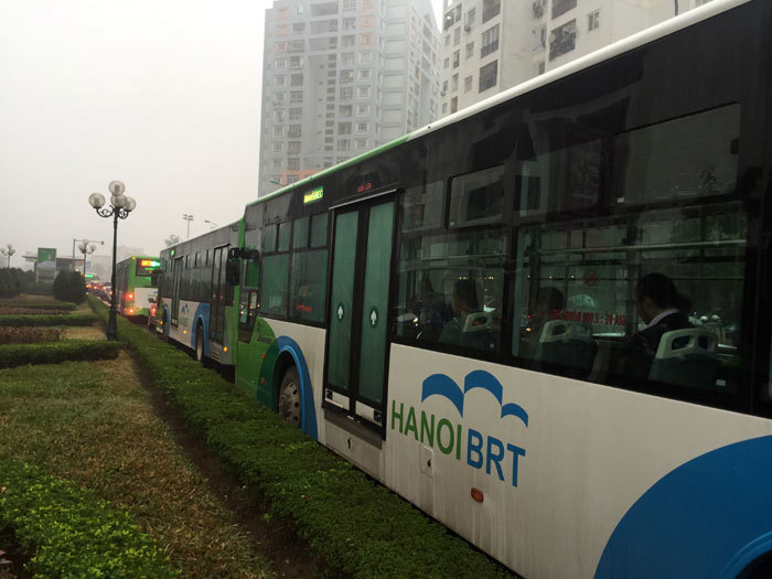 Xe buýt BRT “chôn chân” vì tắc đường - Ảnh 3