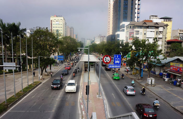 Nhiều phương tiện vẫn vô tư lấn làn BRT - Ảnh 1