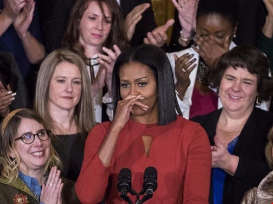 Bà Michelle Obama nghẹn ngào trong bài phát biểu cuối - Ảnh 1