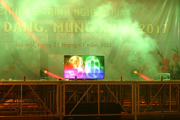 Cả nước chào đón năm mới Đinh Dậu 2017 - Ảnh 12