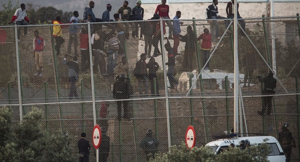 Video người di cư trèo rào cao 6m vào Tây Ban Nha - Ảnh 1