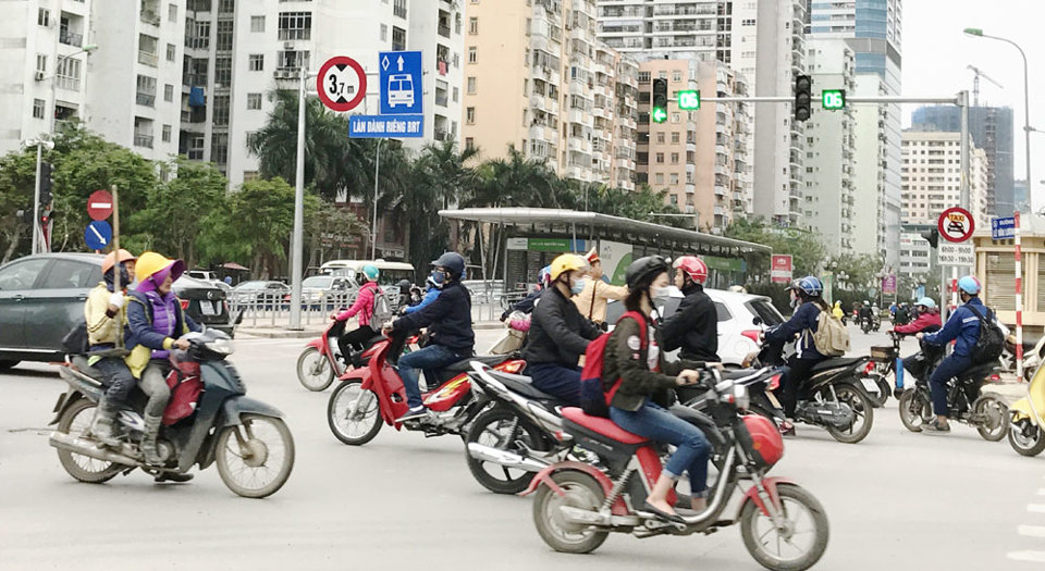 Đèn đỏ ngã tư Lê Văn Lương - Hoàng Minh Giám gây ùn tắc giao thông - Ảnh 2