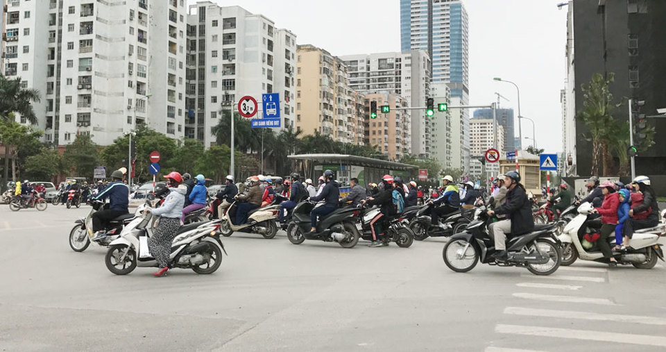 Đèn đỏ ngã tư Lê Văn Lương - Hoàng Minh Giám gây ùn tắc giao thông - Ảnh 1
