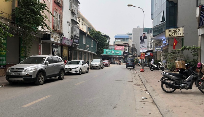 [Điểm nóng giao thông] Ô tô chiếm dụng lòng đường phố Chùa Quỳnh - Ảnh 1