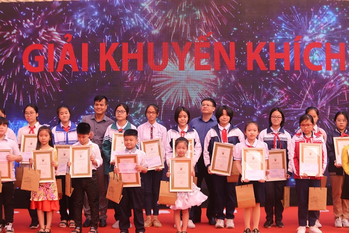 77 cá nhân, 6 tập thể đoạt giải "Sáng tác về thầy giáo Chu Văn An" - Ảnh 9