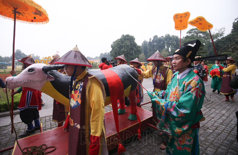 [Ảnh] Tái hiện nghi lễ vua ban xuân ngưu cho quan, quần thần và dân chúng tại sân Điện Kính Thiên - Ảnh 4