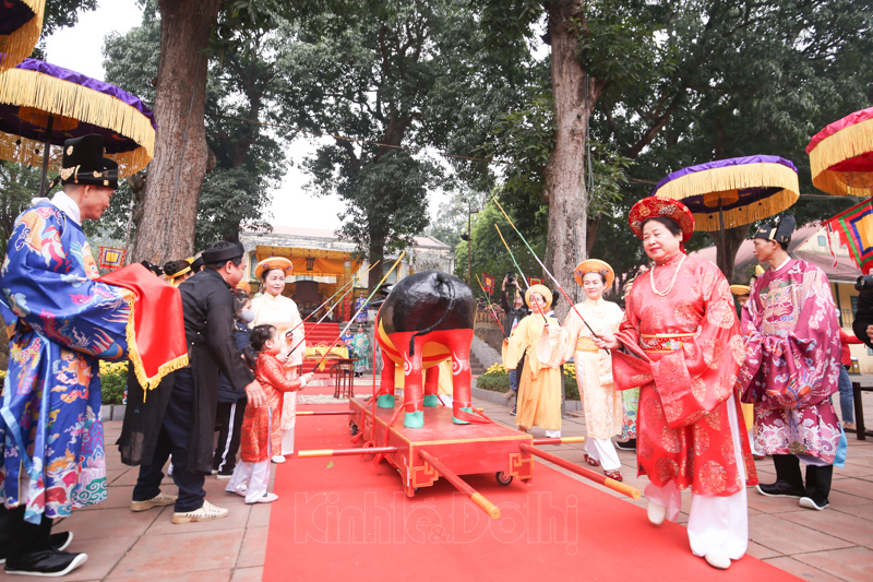 [Ảnh] Tái hiện nghi lễ vua ban xuân ngưu cho quan, quần thần và dân chúng tại sân Điện Kính Thiên - Ảnh 20