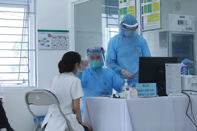 377 cán bộ, nhân viên y tế được tiêm vaccine phòng Covid-19 trong ngày 8/3 - Ảnh 1