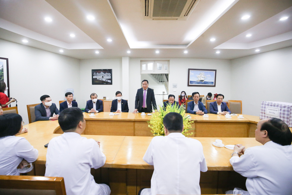 Lãnh đạo Thành ủy Hà Nội thăm, tặng quà Bệnh viện Hữu Nghị - Ảnh 1