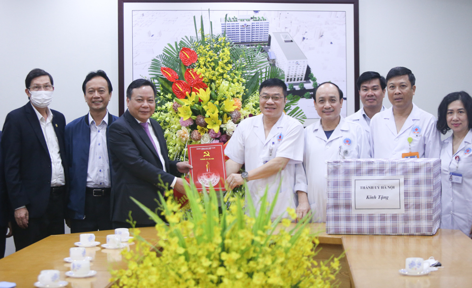 Lãnh đạo Thành ủy Hà Nội thăm, tặng quà Bệnh viện Hữu Nghị - Ảnh 2