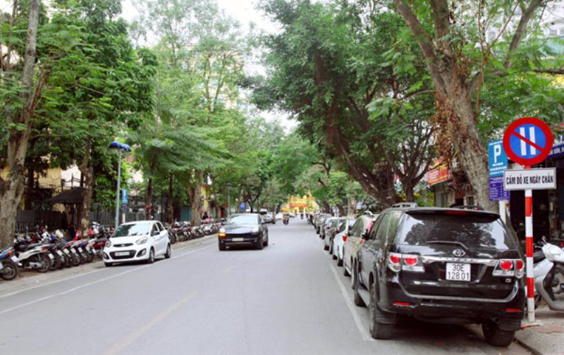 Thực hiện đỗ xe theo ngày chẵn lẻ trên phố Nguyễn Gia Thiều - Ảnh 1