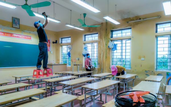 Hà Nội: Các trường học tổng vệ sinh, xây dựng phương án đón học sinh trở lại trường - Ảnh 2