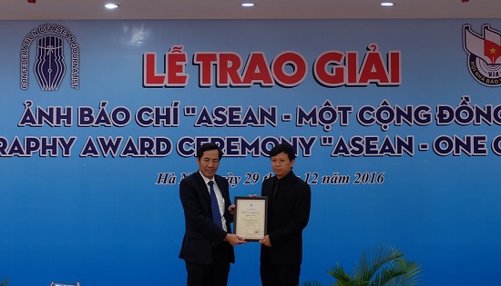 Trao giải Ảnh báo chí “ASEAN - Một cộng đồng” năm 2016 - Ảnh 1