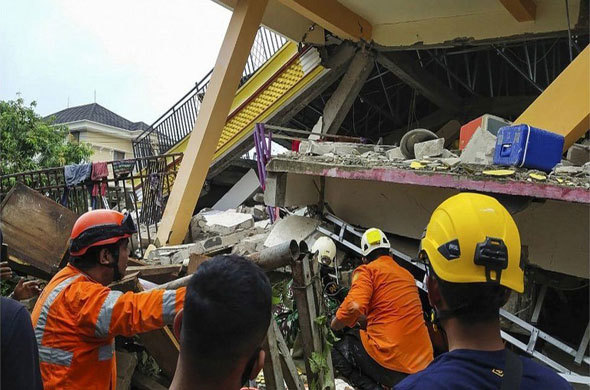 Indonesia cảnh báo nguy cơ sóng thần sau động đất lớn khiến 26 người thiệt mạng - Ảnh 1
