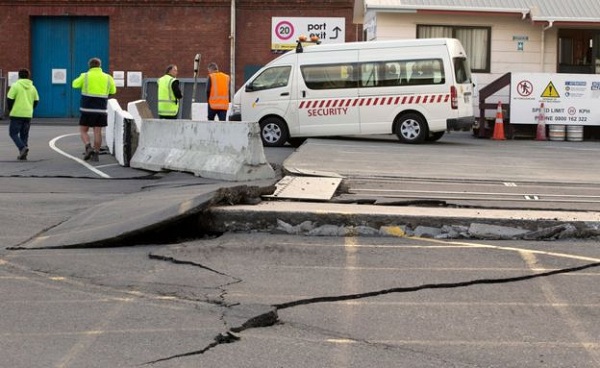 Động đất "xẻ nát" đường ở New Zealand - Ảnh 2