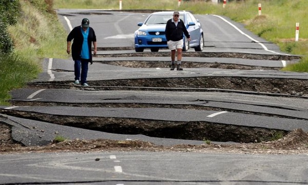 Động đất "xẻ nát" đường ở New Zealand - Ảnh 1