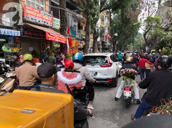 Thời tiết thuận lợi, người dân Hà Nội tấp nập đổ ra đường mua sắm ngày 29 Tết - Ảnh 4