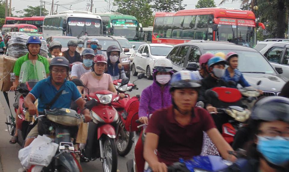 TP Hồ Chí Minh: Biển người đổ về quê ăn Tết, nhiều tuyến đường “kẹt cứng” - Ảnh 4