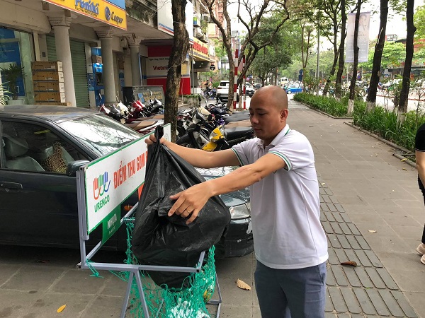 [Ảnh] Người dân hào hứng tham gia chương trình "Đổi rác tái chế lấy quà tặng" - Ảnh 8